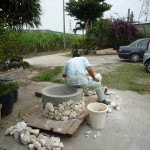 琉球石灰岩の鉢カバー作成中の職人