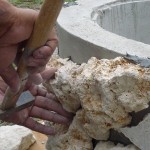 琉球石灰岩をコンクリートの型に貼り付ける作業