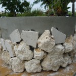 琉球石灰岩をコンクリートの型に貼り付ける作業中