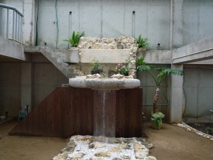 那覇市具志 カフェギャラリー・ベジーツ 滑り台を滝に変身